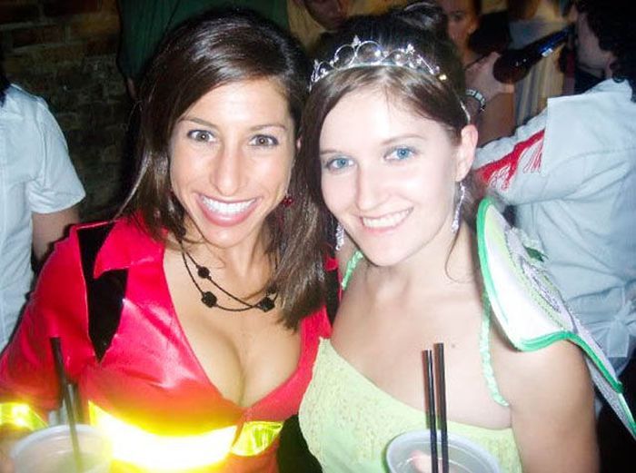 Девушки показывают декольте