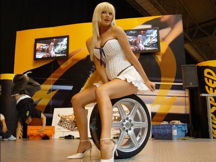 Девушки с автовыставок