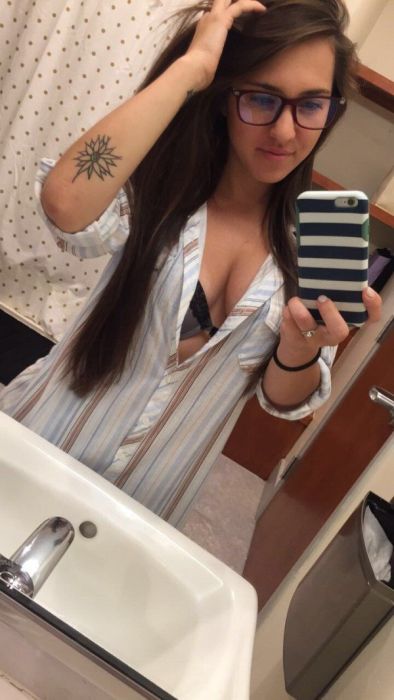 Девушки делают селфи