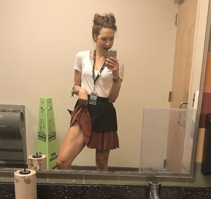 Девушки делают селфи