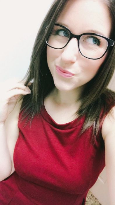 Девушки делают селфи