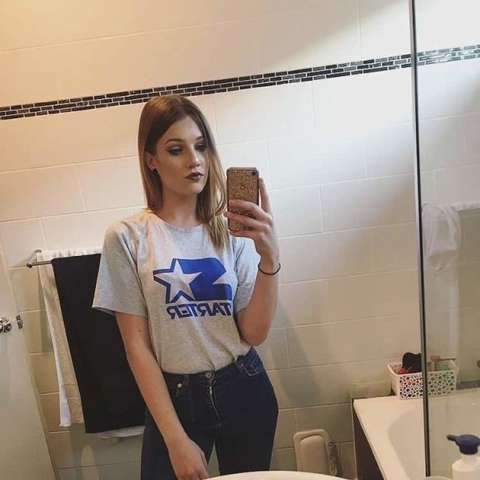 Девушки делают селфи