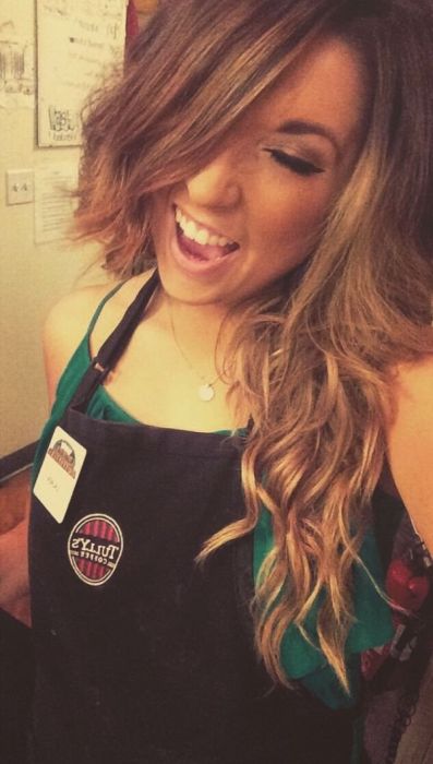 Девушки делают селфи