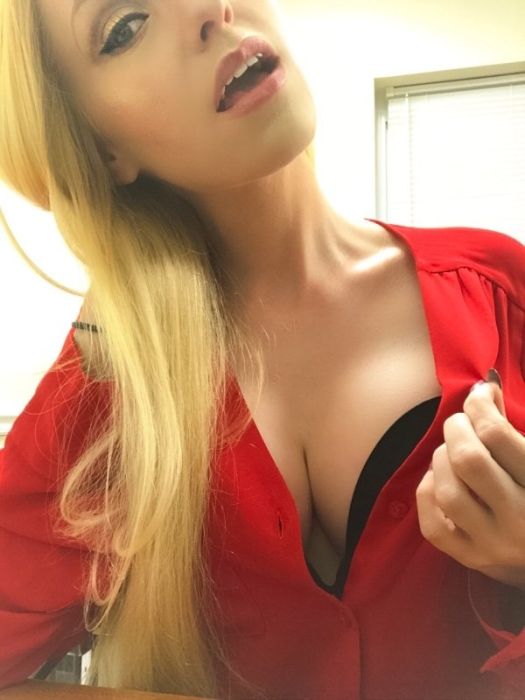 Девушки делают селфи