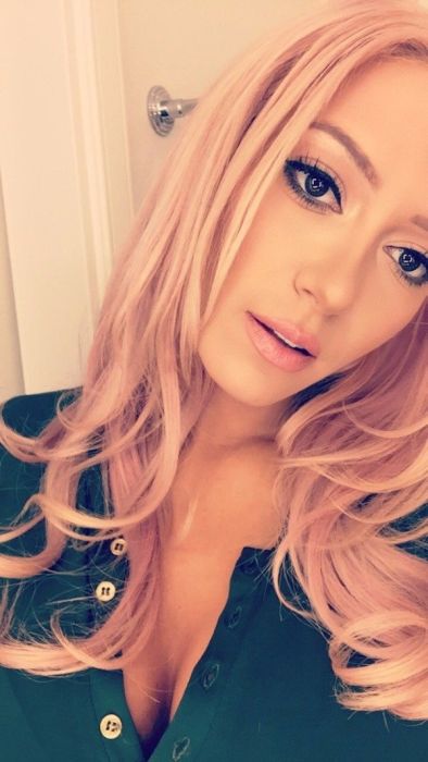 Девушки делают селфи