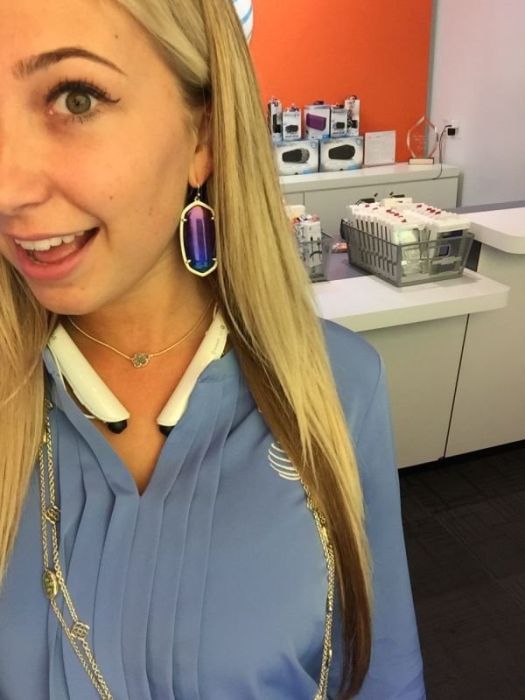 Девушки делают селфи