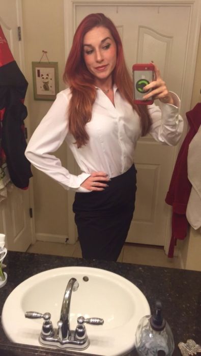 Девушки делают селфи