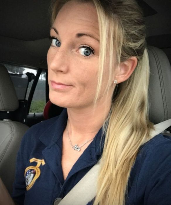 Девушки делают селфи