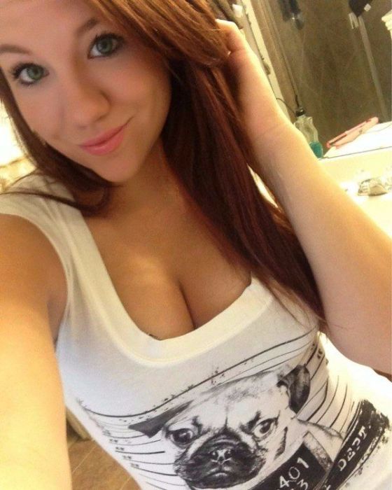 Девушки делают селфи