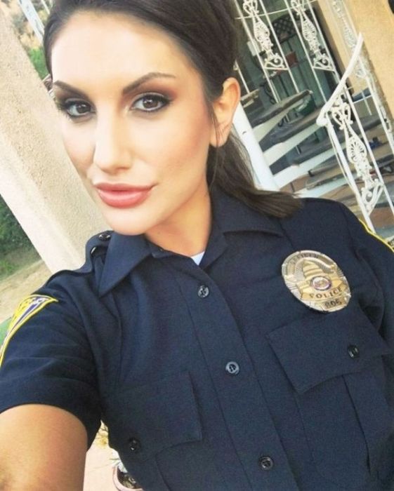 Девушки делают селфи