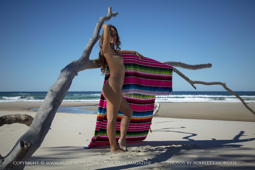 Блондинка на кровати VS Брюнетка на пляже