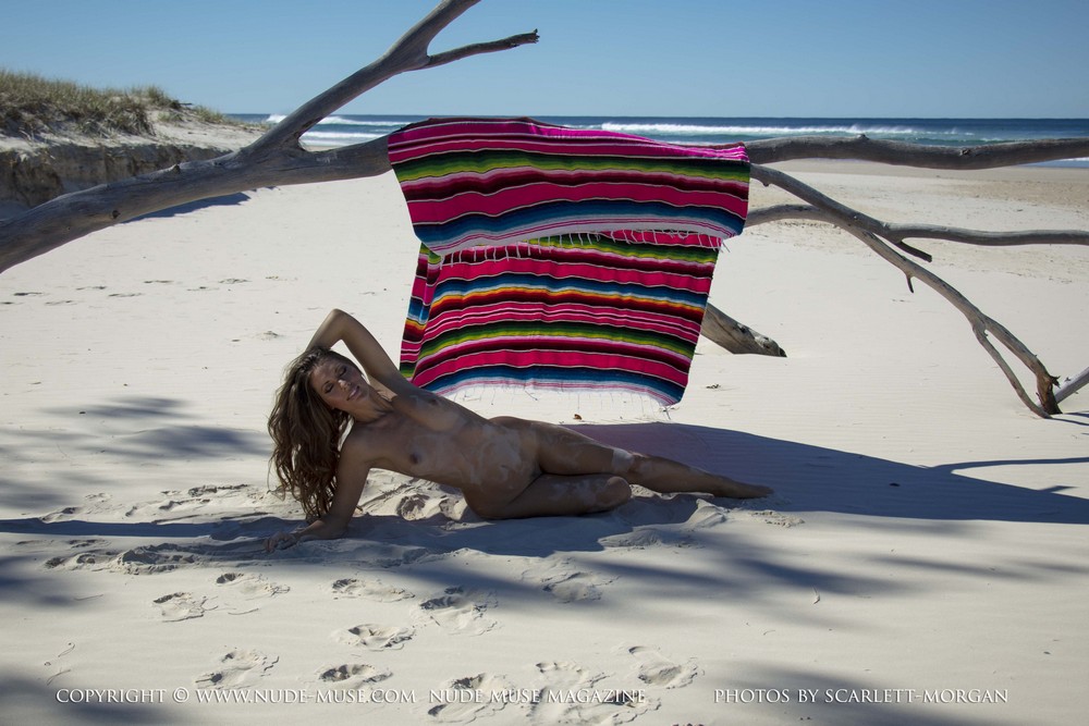 Блондинка на кровати VS Брюнетка на пляже