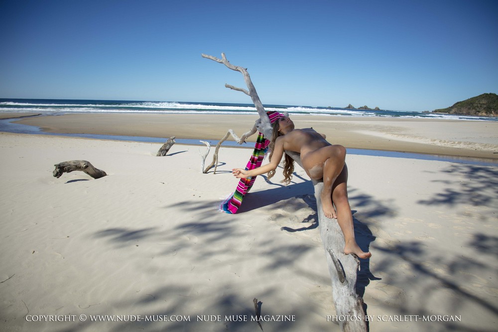 Блондинка на кровати VS Брюнетка на пляже