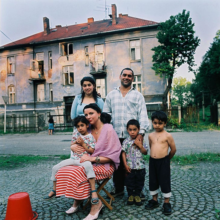 Девушка фотографируется с незнакомыми мужчинами под видом жены