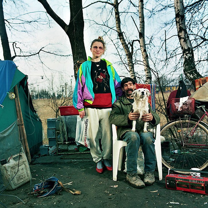 Девушка фотографируется с незнакомыми мужчинами под видом жены