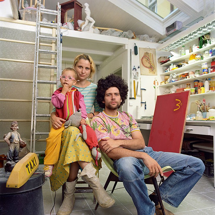 Девушка фотографируется с незнакомыми мужчинами под видом жены