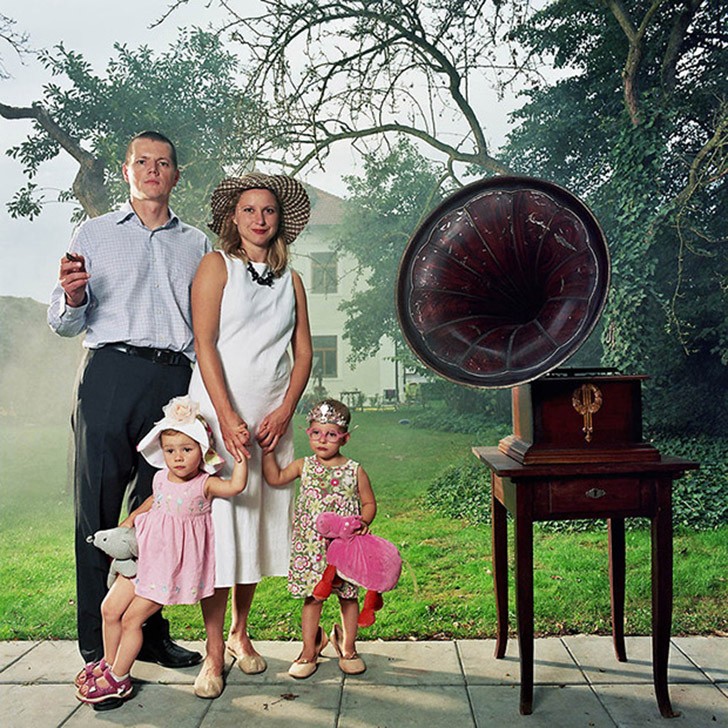 Девушка фотографируется с незнакомыми мужчинами под видом жены