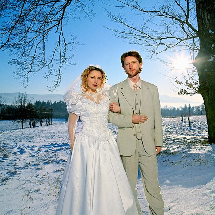 Девушка фотографируется с незнакомыми мужчинами под видом жены