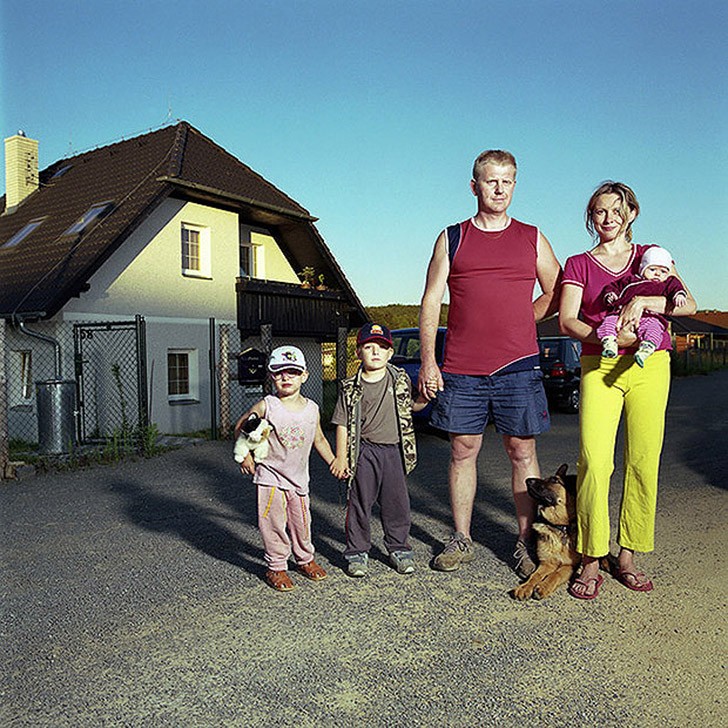 Девушка фотографируется с незнакомыми мужчинами под видом жены