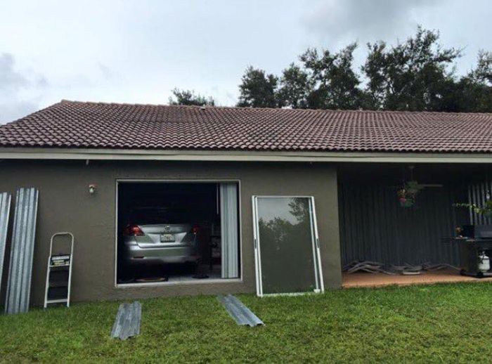 Хозяин спрятал автомобиль от урагана «Мэтью» в гостиной