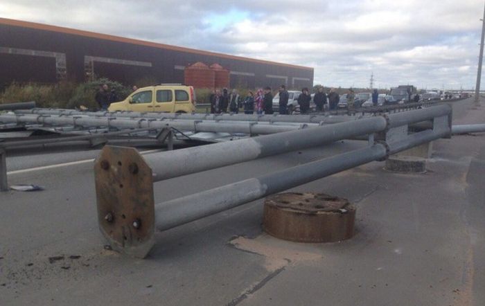 Водитель чудом выжил в приплющенном рекламным щитом автомобиле