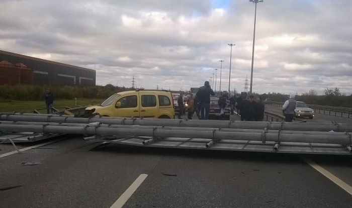 Водитель чудом выжил в приплющенном рекламным щитом автомобиле