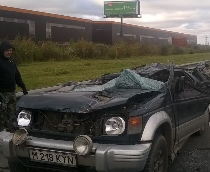 Водитель чудом выжил в приплющенном рекламным щитом автомобиле