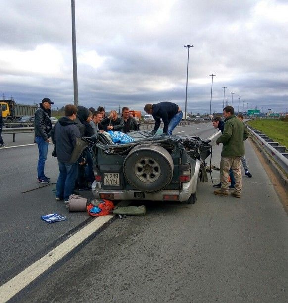 Водитель чудом выжил в приплющенном рекламным щитом автомобиле