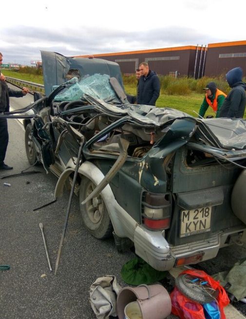 Водитель чудом выжил в приплющенном рекламным щитом автомобиле