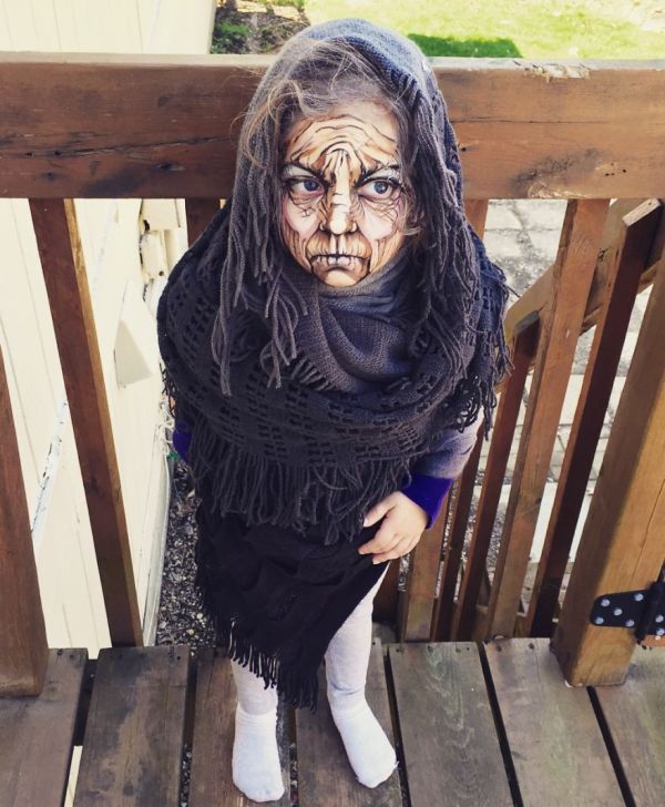 3-летняя девочка в образе старой ведьмы