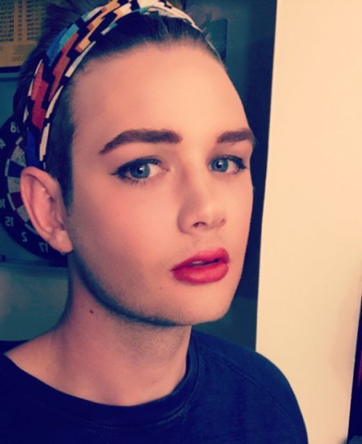 Девушка обиделась на парня из-за того, что он красивее ее