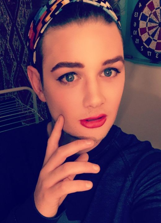 Девушка обиделась на парня из-за того, что он красивее ее