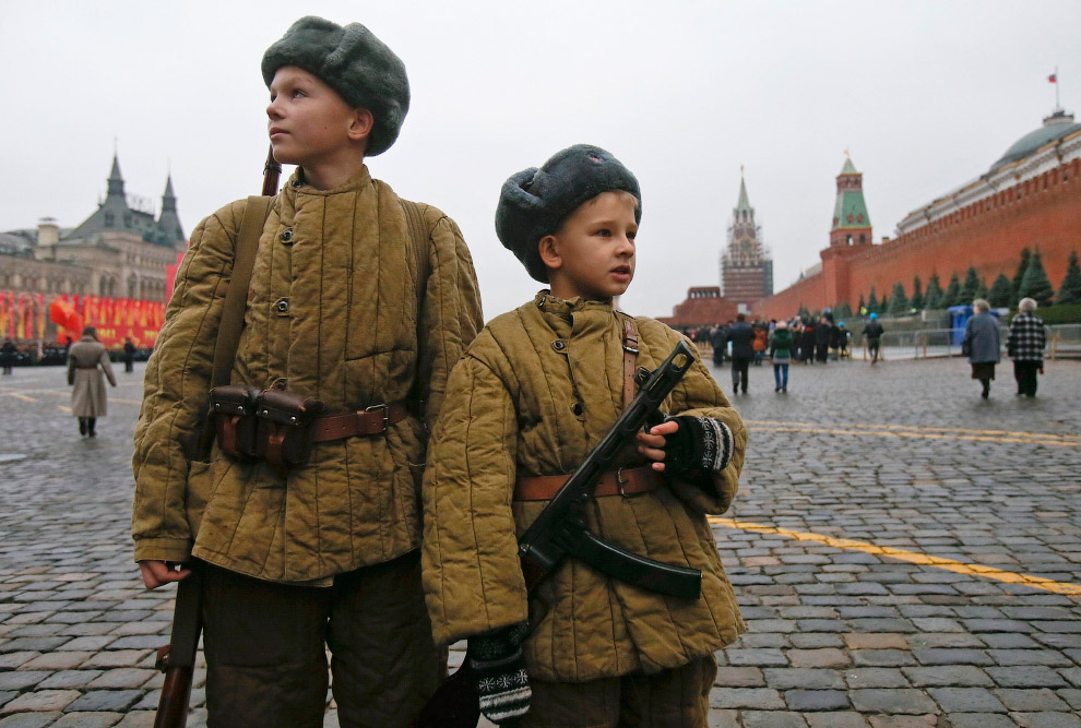 Марш на Красной площади в честь парада 7 ноября 1941 года