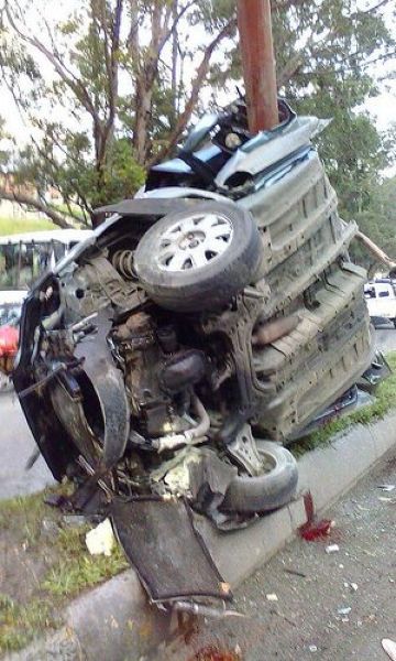 В Каракасе машина от сильнейшего удара обняла столб