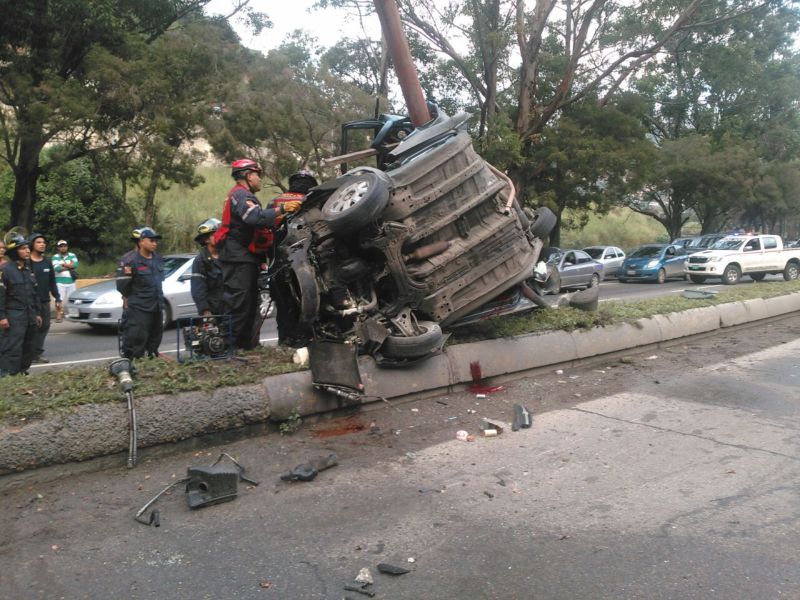 В Каракасе машина от сильнейшего удара обняла столб