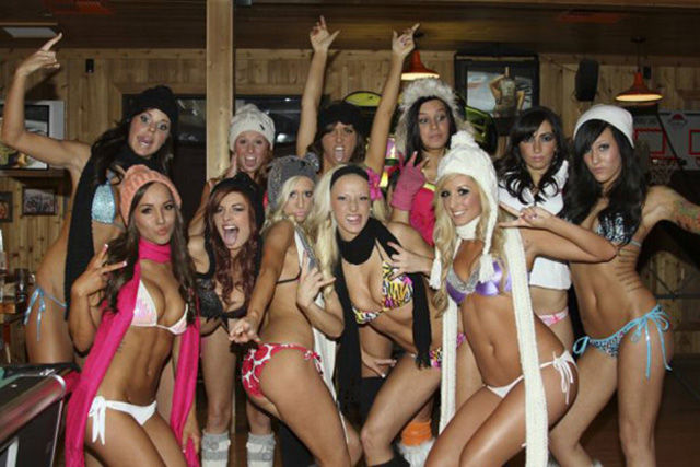 Горячие девушки и холодный снег