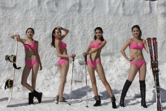 Горячие девушки и холодный снег