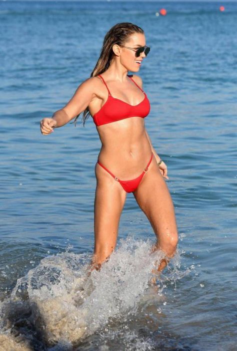 Девушки в купальниках для тех, кто скучает по лету