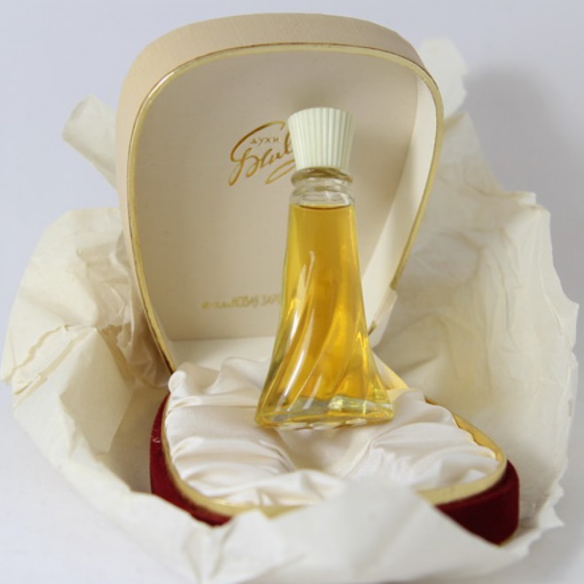 Из чего была сделана и как рекламировалась советская косметика и парфюмерия Из чего была сделана и как рекламировалась советская косметика и парфюмерия