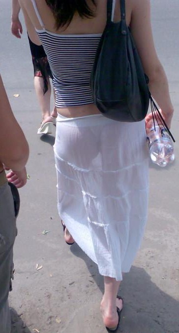 Девушки в прозрачных нарядах