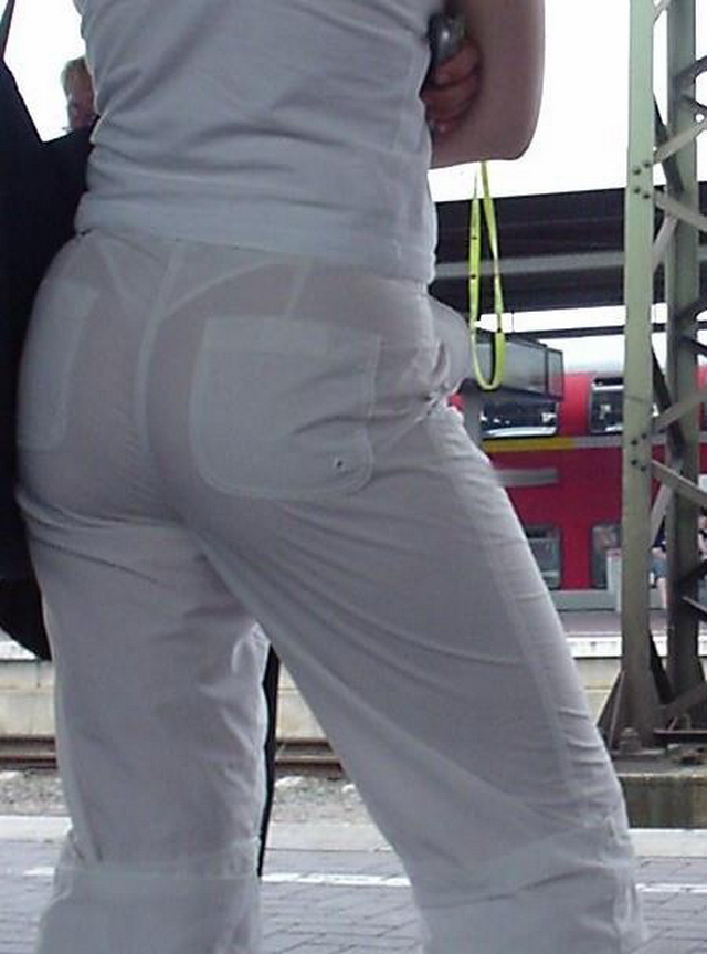 Девушки в прозрачных нарядах