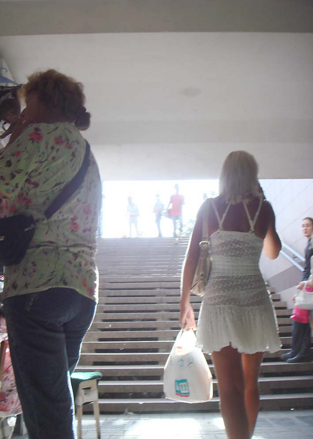 Девушки в прозрачных нарядах