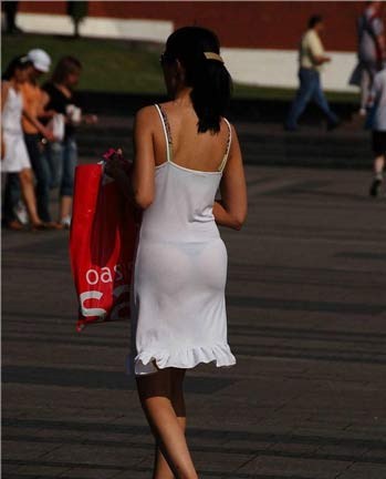 Девушки в прозрачных нарядах