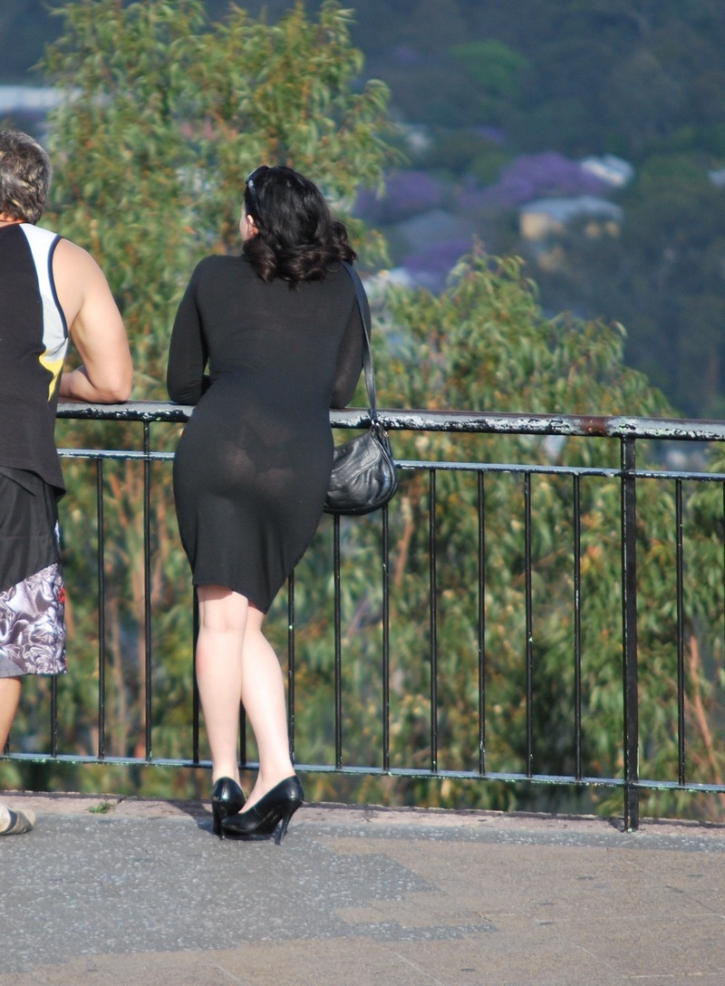 Девушки в прозрачных нарядах