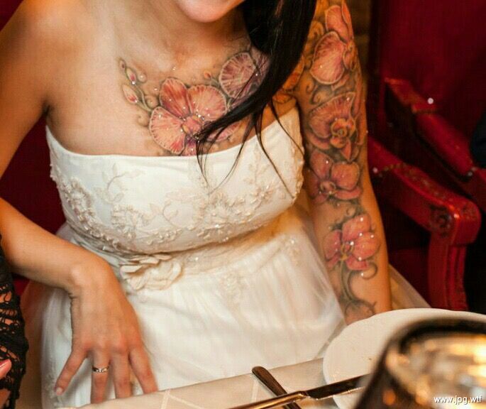 Роскошная татуировка поверх ожога на теле девушки
