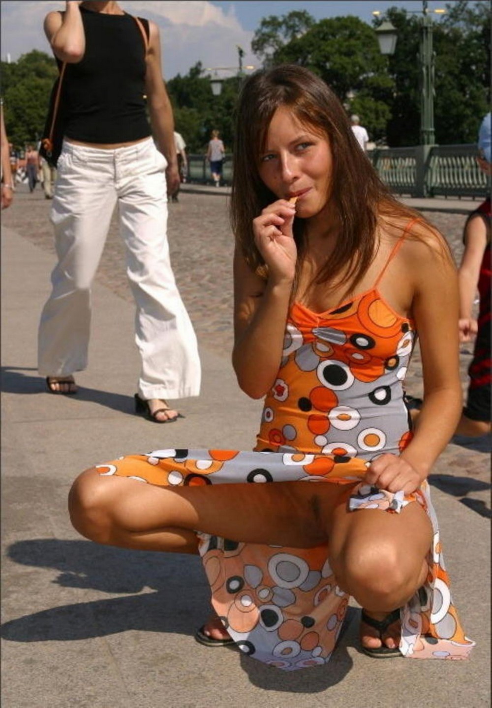 Раскованные девицы без трусов