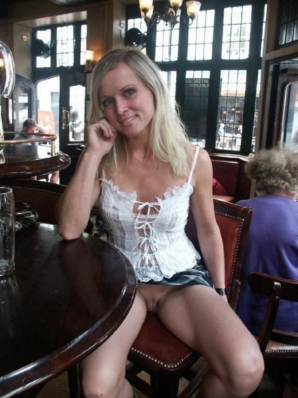 Раскованные девицы без трусов