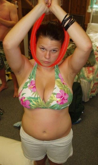 Красивые девушки и декольте