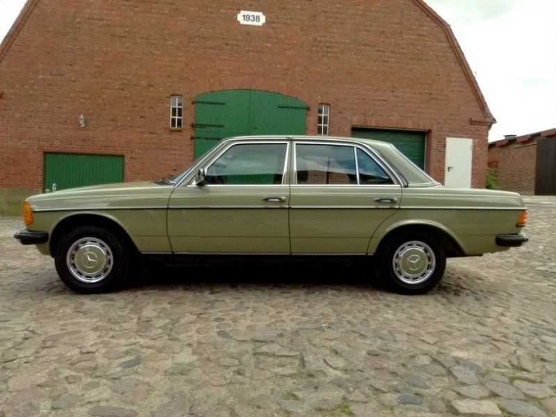 Mercedes-Benz простоял 30 лет в гараже