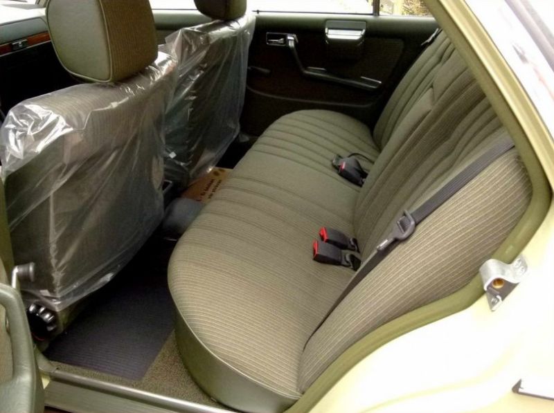 Mercedes-Benz простоял 30 лет в гараже